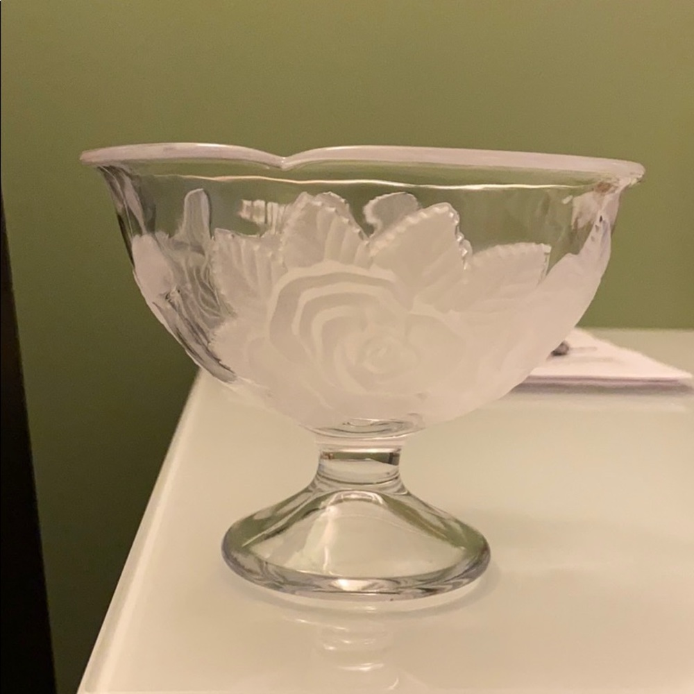Small pedestal bowl with roses